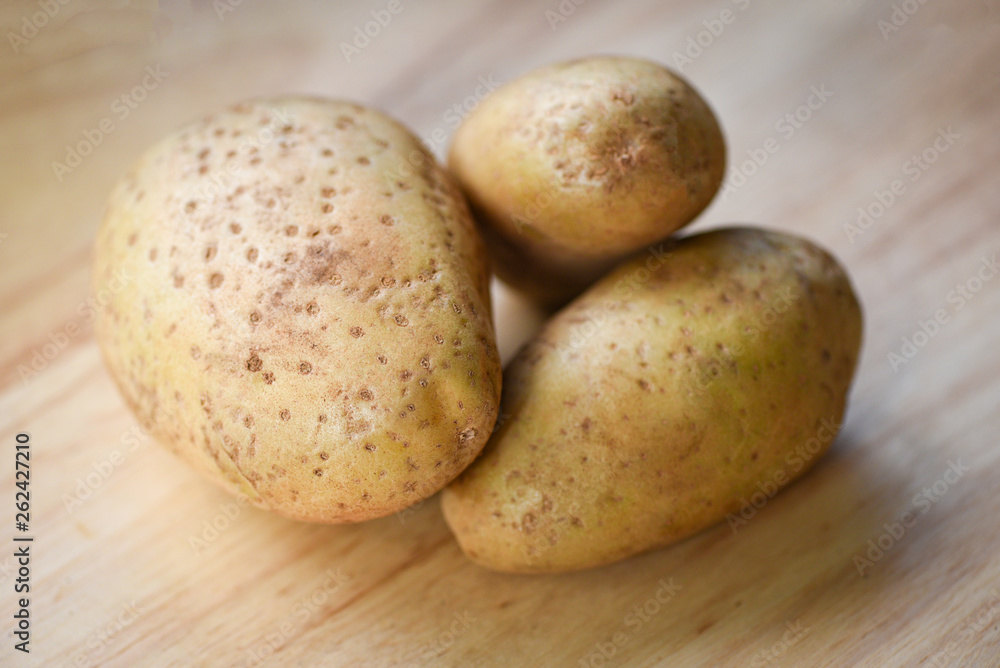 Fresh raw potato on wooden backgroun for Fresh raw potato on wooden backgroun for