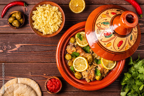 Obraz na plátně Traditional moroccan tajine of chicken with salted lemons, olives