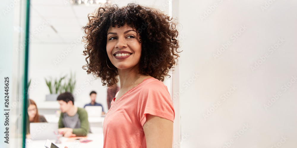 Junge lachende Frau in Co-Working Space Junge lachende Frau in Co-Working Space