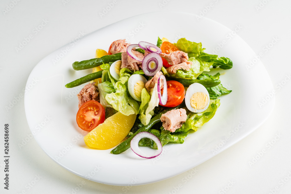 Tuna salad with tomatoes , green beans , eggs and onion Tuna salad with tomatoes , green beans , eggs and onion