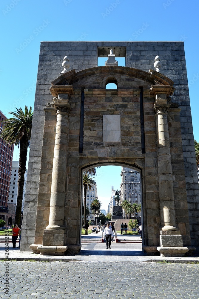 URUGUAY, Montevideo, Catedral, Calles