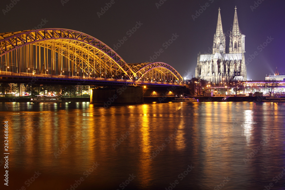 Fototapeta premium Cologne Cathedral at night