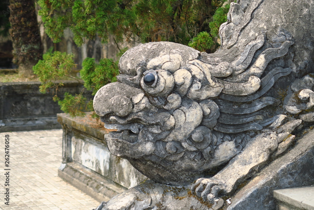 tête de dragon en pierre