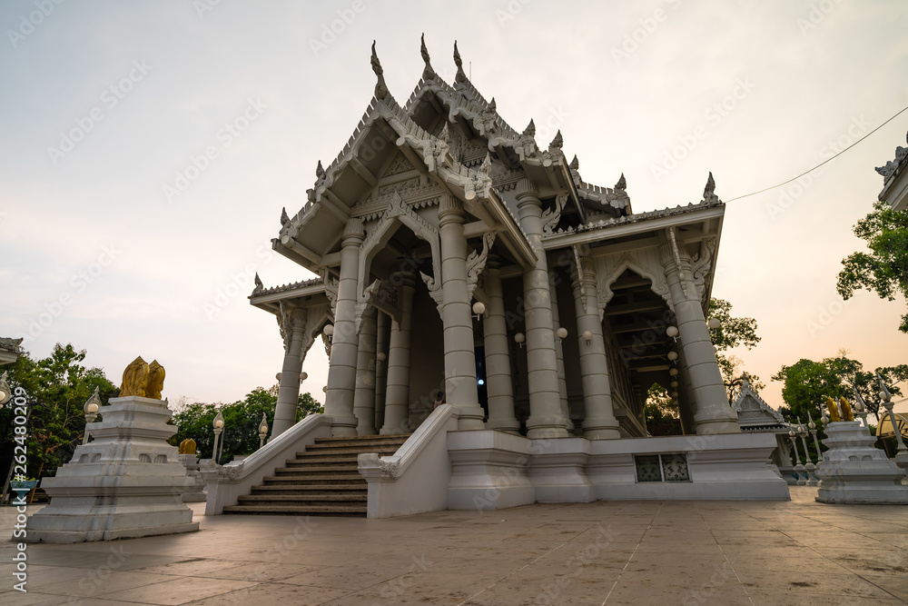 Obraz premium Wat Kaew Korawaram or The white temple in Krabi