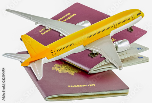 Avion sur passeports, concept voyages 