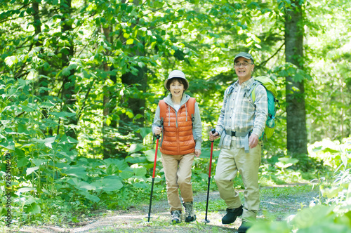 トレッキングをするシニア夫婦