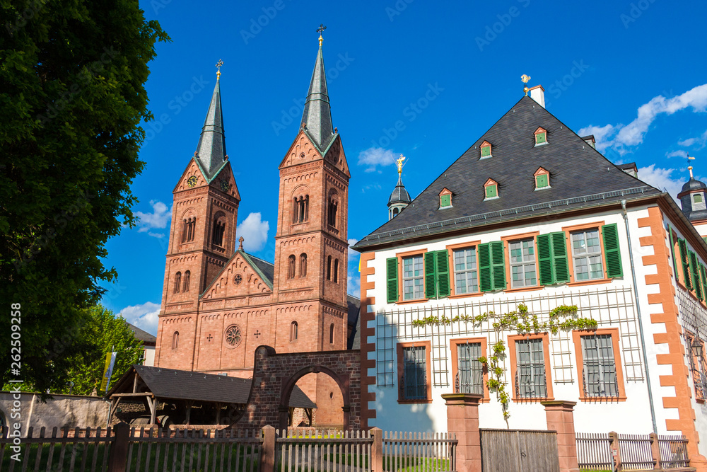 Seligenstadt's famous landmark, the Einhard-Basilika (Basilika St. Marcellinus & Petrus) with its two Romanesque Revival towers next to the former Benedictine monastery with a white Baroque façade.