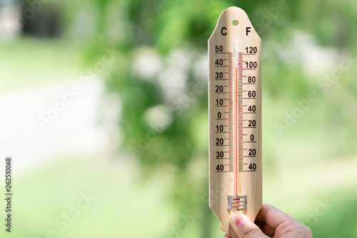 Φωτογραφία Close up hand holding thermometer with hot temperature