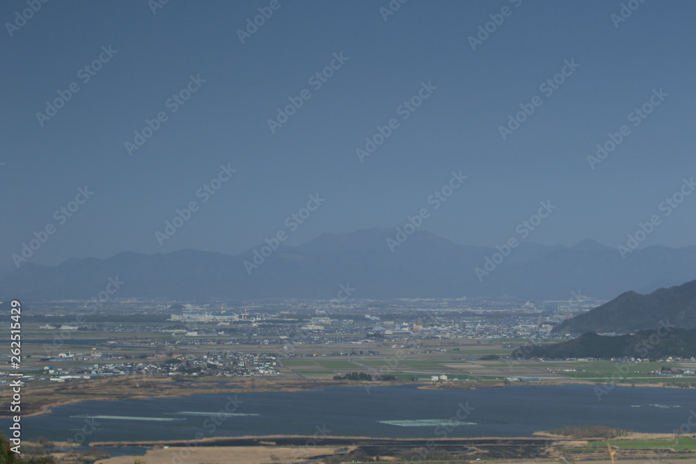 俯瞰で見た滋賀県近江八幡市の町並みと西の湖と山が見える風景