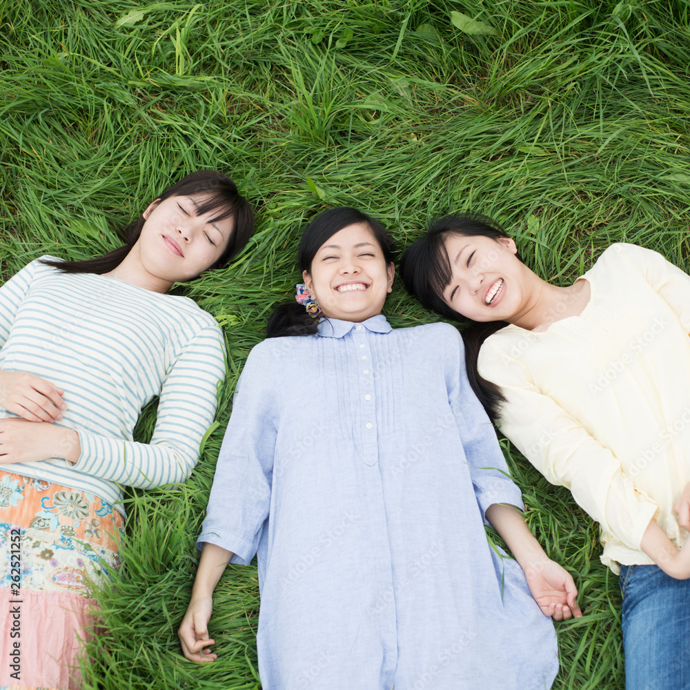 草原に寝転ぶ3人の女性 Stock 写真 Adobe Stock 草原に寝転ぶ3人の女性 Stock 写真 Adobe Stock