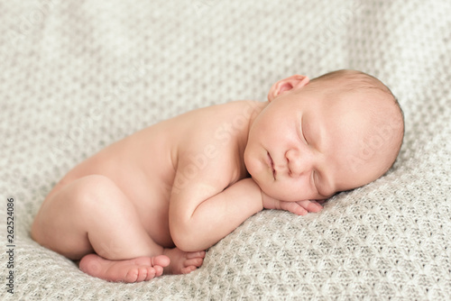 Newborn baby sleeping in a beautiful pose © Anna Vovk