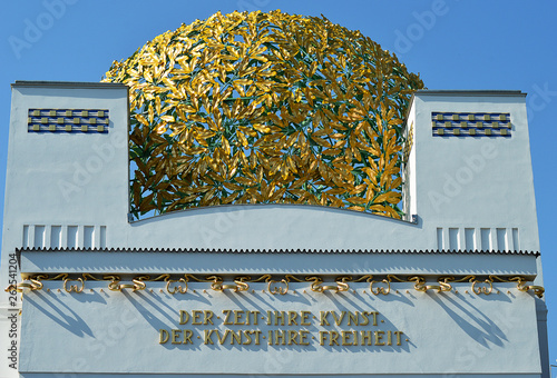 Photos The golden cabbage on top of the Sezessionsgebaude (Secession Building) in Vie