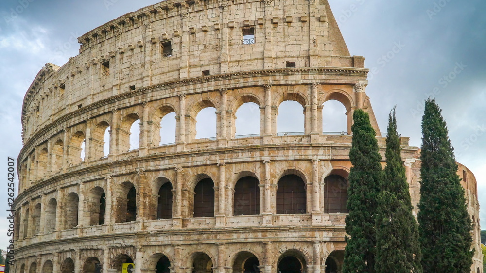 16152_Panoramic_view_of_the_huge_Colosseum_in_Rome_in_Italy.jpg
