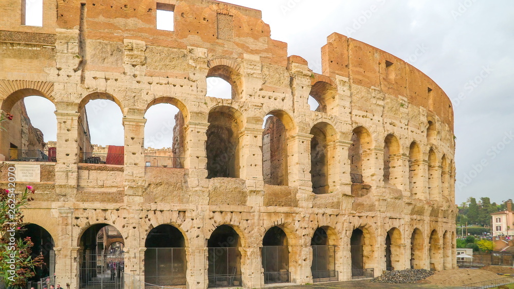 16184_View_outside_the_huge_Colosseum_in_Rome_in_Italy.jpg