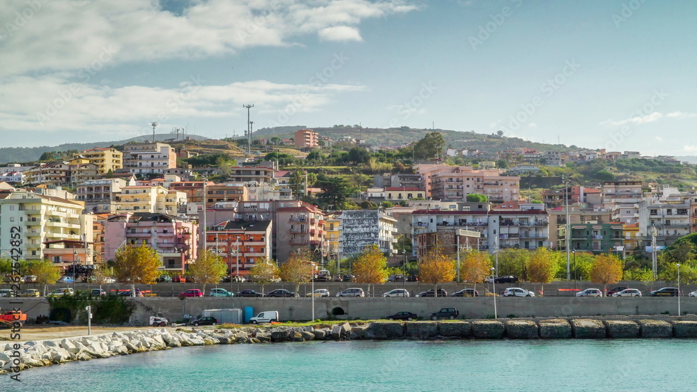 Obraz premium 16329_Tall_buildings_on_the_side_of_the_road_going_to_the_port_in_Italy.jpg