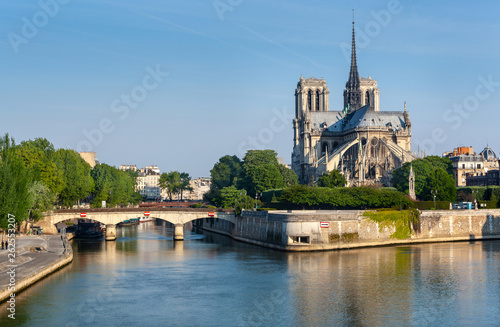 Le soleil se lève sur la Cathédrale Notre Dame De Paris