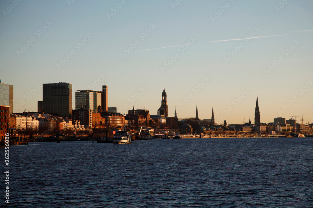 Hamburg Skyline von der Elbe