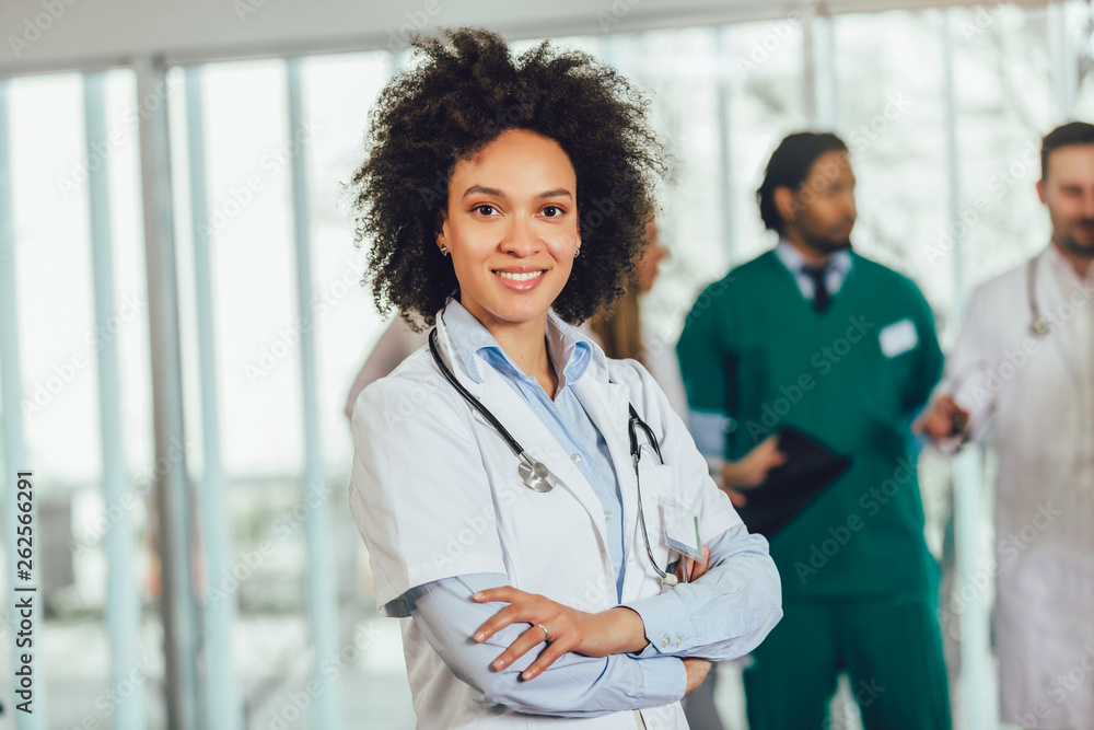 Φωτογραφία Portrait of african american female doctor on hospital looking at camera smiling