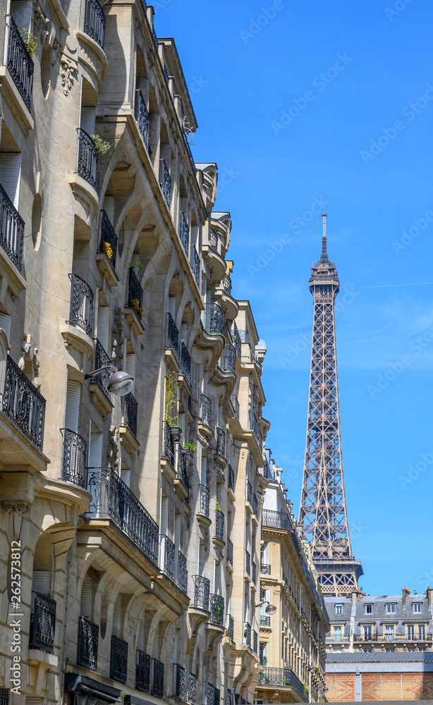 La Tour Eiffel avec des immeubles haussmanniens  au premier plan