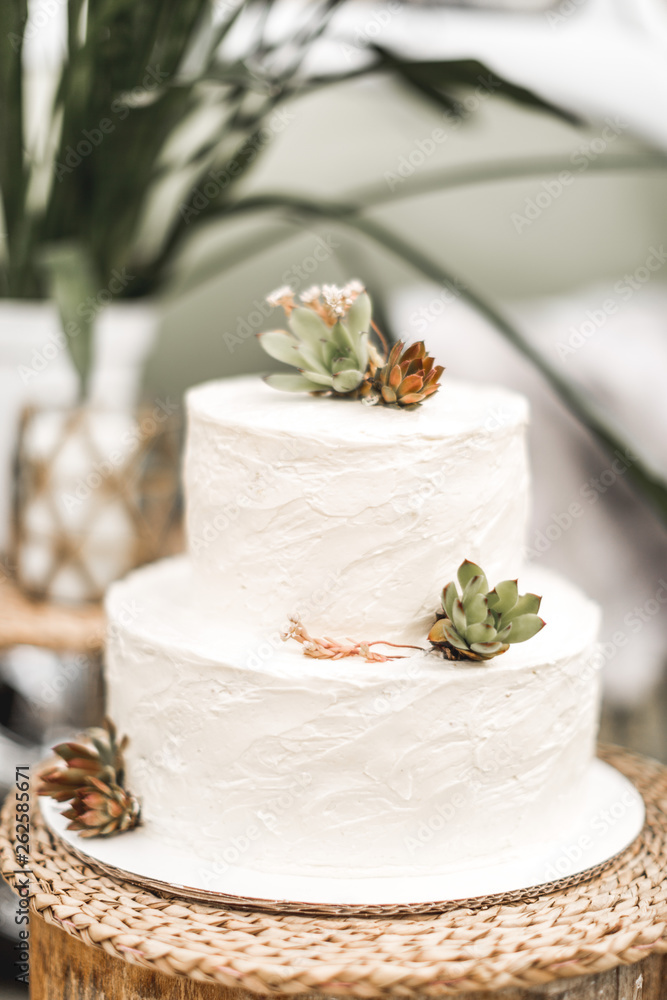 20 Simple, Vintage Elegant Wedding Cakes | Roses & Rings