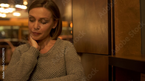 Tableau sur toile Nervous woman sitting in cafeteria waiting for boyfriend, blind date service