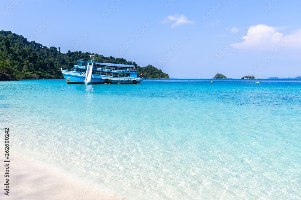 Φωτογραφία beautiful beach view Koh Chang island and Tour boat for tourists seascape at Tra