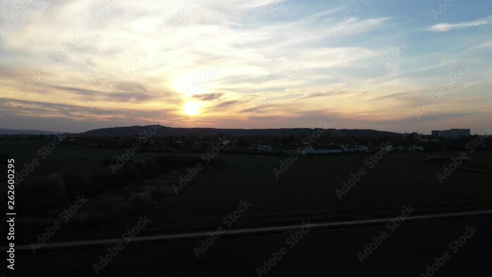 Abendrot bei Sonnenuntergang auf einem Feld Abendrot bei Sonnenuntergang auf einem Feld