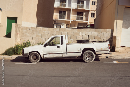 stary biały pickup na tle ściany na Malcie © Dave Studio