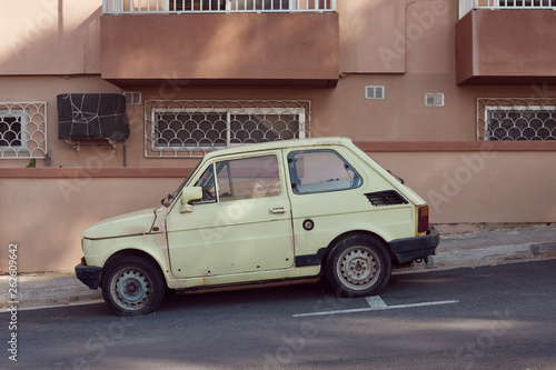 Stary mały samochód na tle ulicy, Malta Gozo
