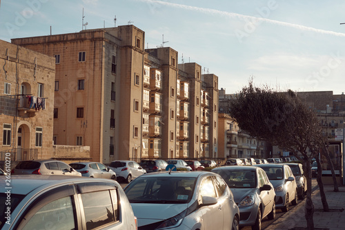 słoneczna ulica z zaparkowanymi samochodami, Malta Valletta 
