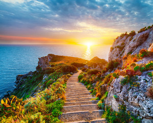 Glasbilder Natur Dramatischer Frühlingssonnenuntergang auf dem Panorama des Kap Milazzo des Naturschutzgebietes Piscina di Venere.  © pilat666