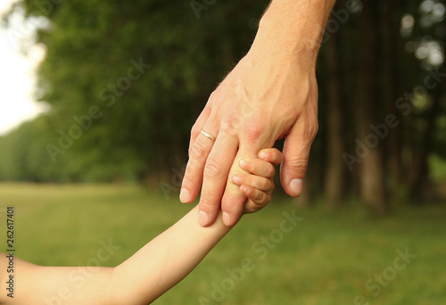  parent holds the hand of a small child © Kostia