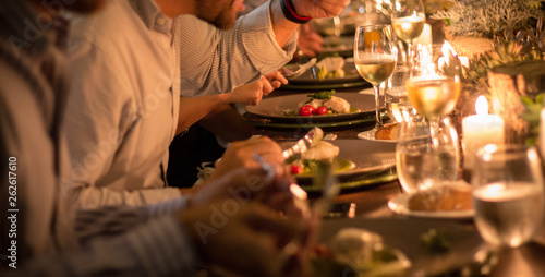 Fotografía Comensales disfrutando cena maridaje  vino blanco con postre