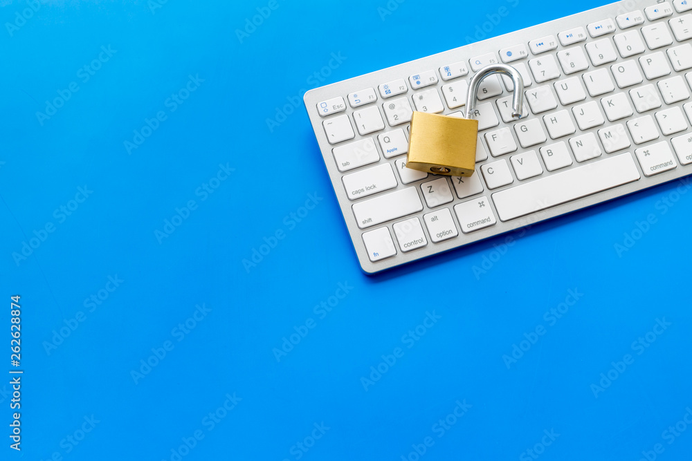 computer system protection from hacker with locker and keyboard on blue  background top view copyspace foto de Stock | Adobe Stock