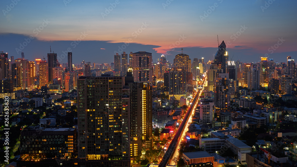 Obraz premium twilight sunset skyline with cityscape view in metropolis