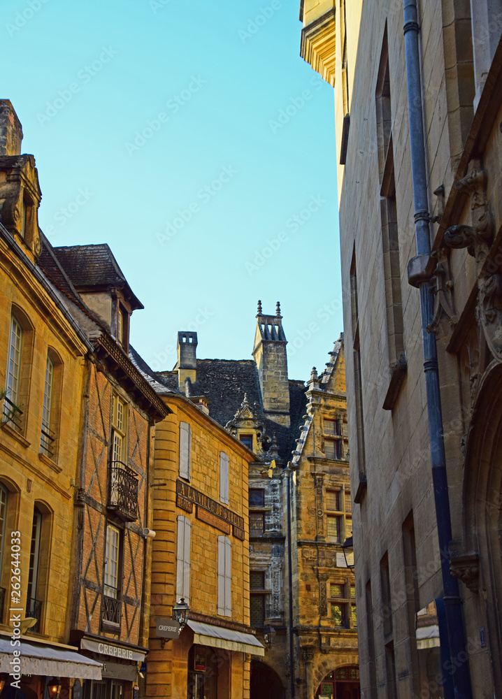 Fototapeta premium Views of the architecture of the lovely medieval town of Sarlat-la-Caneda in the Dordogne region of France