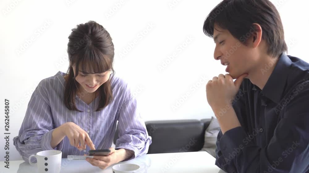 クレジットカードを使うカップル クレジットカードを使うカップル