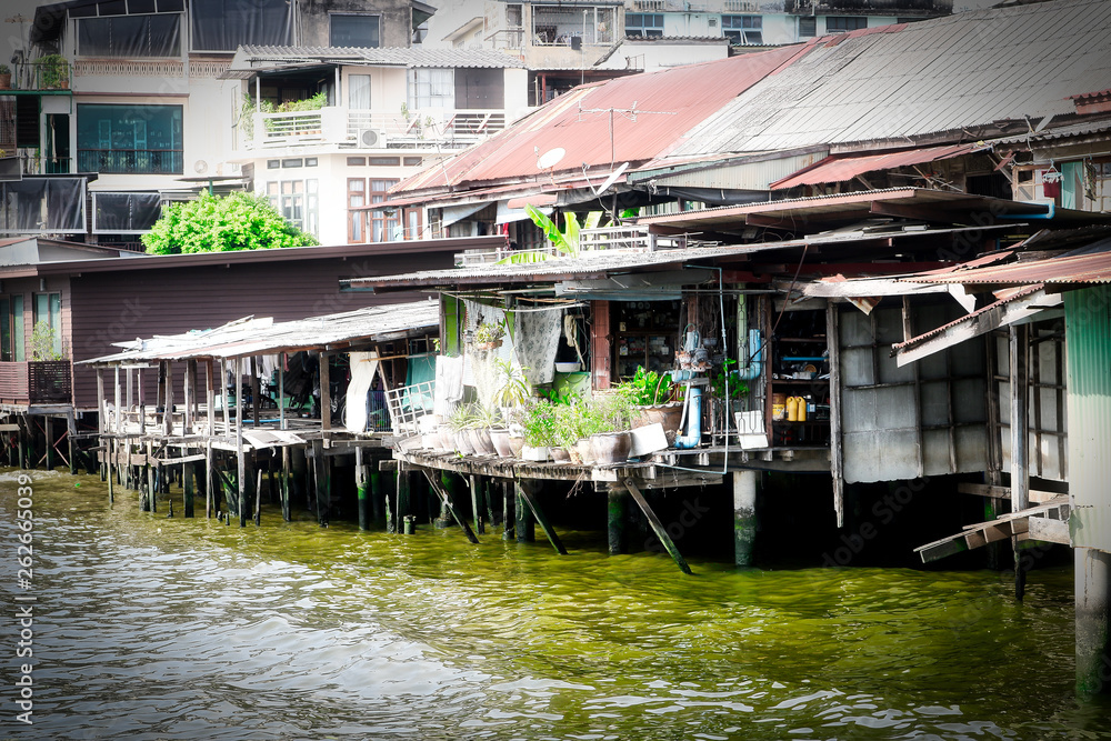 Dieses einzigartige Foto zeigt, wie das alte Bangkok aussieht und wie Menschen unter einfachen Umständen am Fluss Mae Nam Chao Phraya leben Dieses einzigartige Foto zeigt, wie das alte Bangkok aussieht und wie Menschen unter einfachen Umständen am Fluss Mae Nam Chao Phraya leben