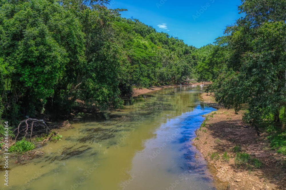 Dieses einzigartige Foto zeigt einen kleinen natürlichen Fluss, der durch Thailands unberührte, einzigartige Natur fließt Dieses einzigartige Foto zeigt einen kleinen natürlichen Fluss, der durch Thailands unberührte, einzigartige Natur fließt