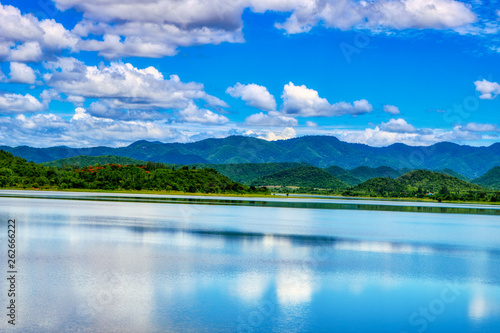 Dieses einzigartige Bild zeigt die wunderschöne Natur mit Hügeln und Bäumen und das große Reservoir im Nationalpark Kaeng Krachan in Thailand