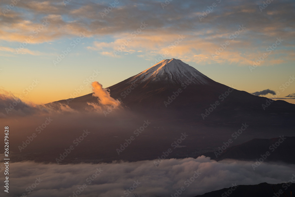 新道峠より朝の富士山を望む