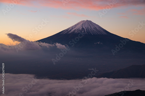 新道峠より朝の富士山を望む