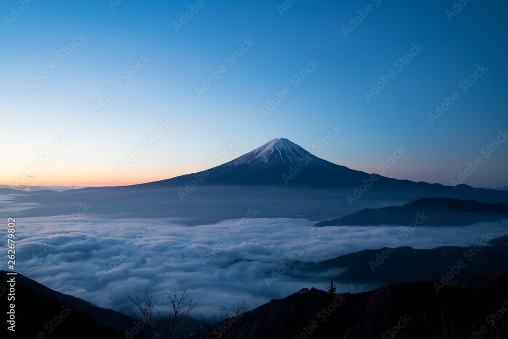 新道峠より朝の富士山を望む