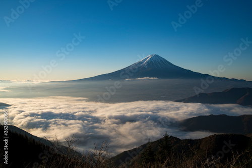 新道峠より朝の富士山を望む