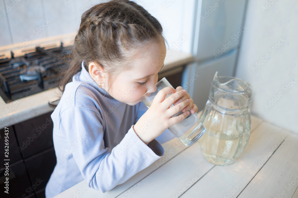 the child drinks water the child drinks water