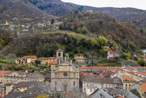 秋のベリンツォーナのカステルグランデから見たモンテベッロ城とサッソ・コルバロ城（スイス）