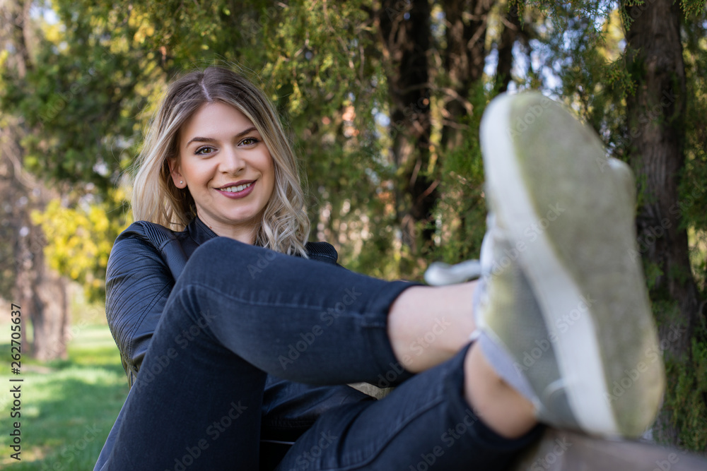 Obraz premium Woman sitting in the park