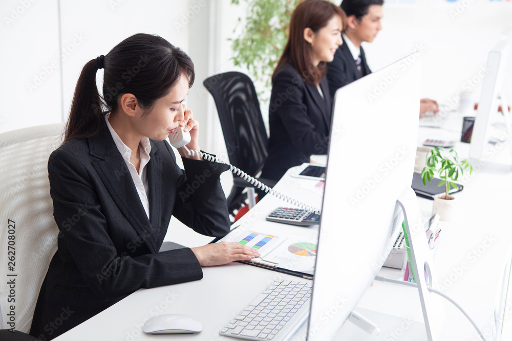 Fototapeta premium お客様の対応をする女性スタッフ