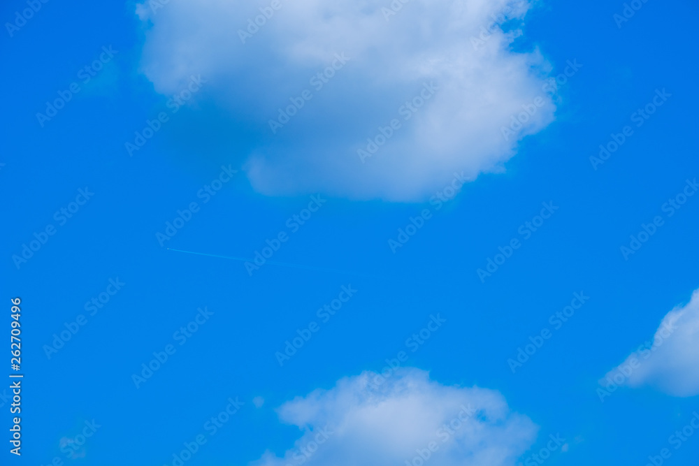 【写真素材】 青空 空 雲 春の空 背景 背景素材 4月 コピースペース 【写真素材】 青空 空 雲 春の空 背景 背景素材 4月 コピースペース