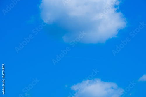 【写真素材】 青空 空 雲 春の空 背景 背景素材 4月 コピースペース
